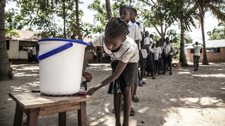 Schulkinder, die sich die Hände waschen / © Mark Naftalin/UNICEF/AP (dpa)