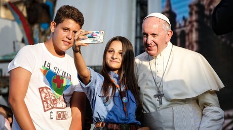 Selfie mit Papst Franziskus / © Paul Haring (KNA)