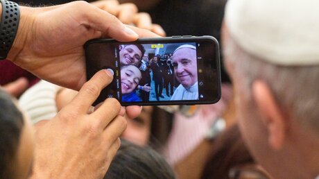 Selfie mit Papst Franziskus / © Vatican Media/Romano Siciliani (KNA)