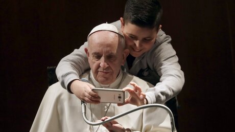 Selfie mit dem Papst in der Kirche Santa Maria Josefa del Cuore di Gesu' in Rom / © Alessandra Tarantino (dpa)