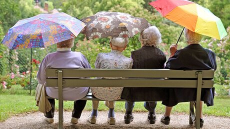 Seniorinnen auf einer Parkbank  / © Uli Deck (dpa)