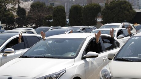 Seoul: Christen beten in ihren Autos während eines sonntäglichen Drive-in-Gottesdienstes / © Lee Jin-Man (dpa)
