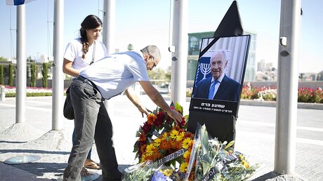 Menschen nehmen Abschied von Schimon Peres / © Abir Sultan (dpa)