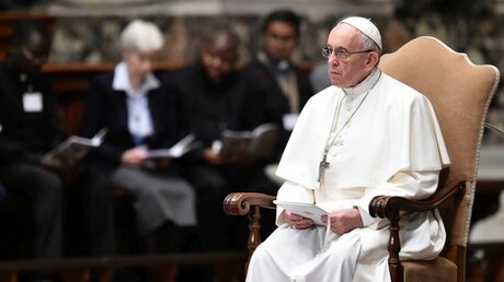 In sich versunken: Papst Franziksus / © Cristian Gennari/Romano Siciliani (KNA)