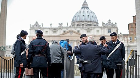 Vatikan hat seit längerem die Sicherheitskontrollen erhöht / © Alessandro Di Meo (dpa)