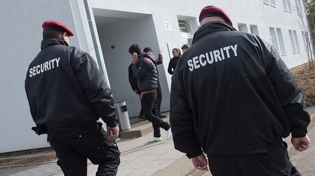 Security vor einem Flüchtlingsheim / © Marijan Murat (dpa)