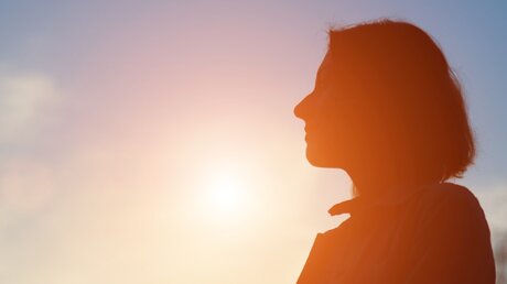 Silhouette einer Frau in der Sonne / © A StockStudio (shutterstock)