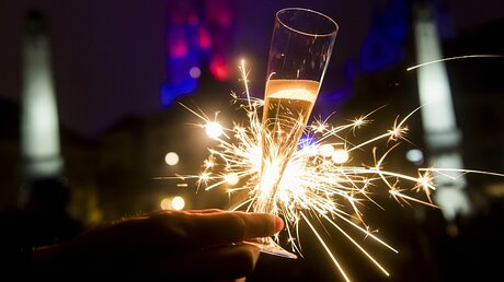 Mit einem Glas Sekt ins neue Jahr... / © Jean-Christophe Bott (dpa)