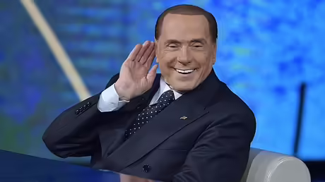 Silvio Berlusconi, ehemaliger italienischer Ministerpr&auml;sident, nimmt an einer Fernsehsendung teil / &copy; Flavio Lo Scalzo (dpa)