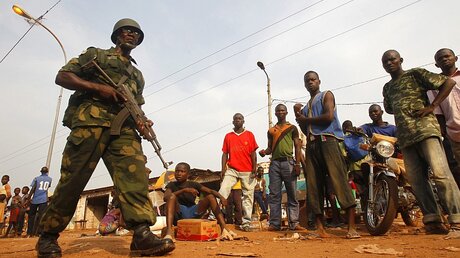 Bewaffnete in Bangui, Zentralafrika (dpa)