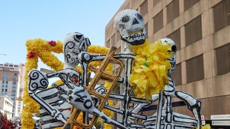 Skelette beim Umzug zum Tag der Toten in Austin (USA) im Oktober 2017 (Archivbild) / © Max Kelly (KNA)