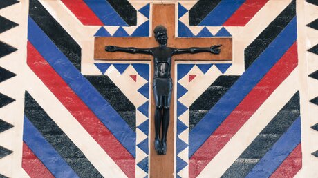 Skulptur eines schwarzen Jesus in einer christlichen Kirche in Tansania / © Kaaren Broodryk (shutterstock)