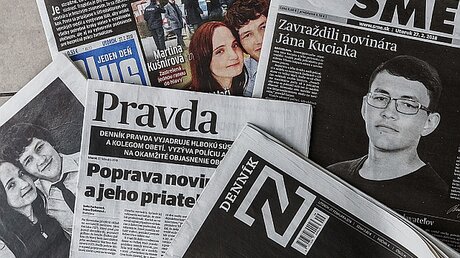 Slowakische Zeitungen berichten über die Ermordung des Enthüllungsjournalisten Jan Kuciak und seiner Verlobten / © Michal Smrcok (dpa)