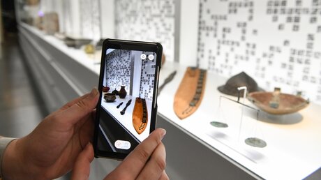 Smartphone als Museumswegweiser / © Harald Oppitz (KNA)