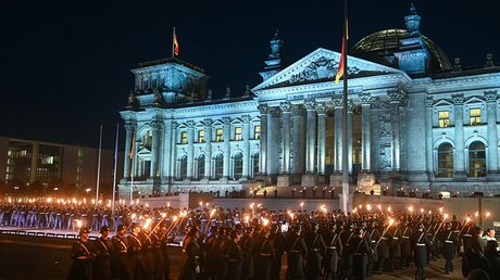 Soldaten nehmen an dem Großen Zapfenstreich in Berlin teil / © Christophe Gateau (dpa)