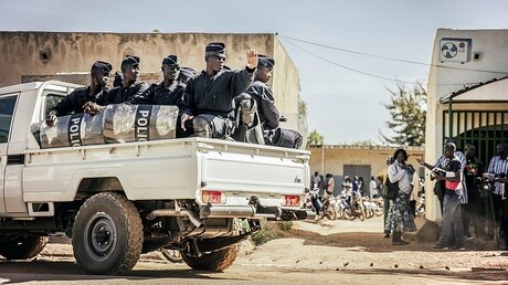 Polizisten in Ouagadougou / ©  EPA/Wouter Elsen (dpa)