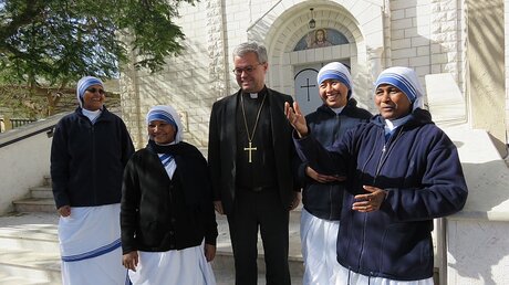 Solidarität: Weihbischof Bentz mit den Schwestern der Nächstenliebe vor der Kirche in Gaza-Stadt / © Matthias Kopp (DBK)