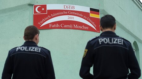 Polizisten vor der Fatih Camii Moschee in Dresden / © Sebastian Kahnert (dpa)