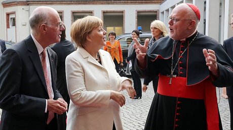 Politik und Kirche im Dialog: Bundestagspräsident Lammert, Bundeskanzlerin Merkel und Kardinal Marx (v.l.) / © Wolfgang Kumm (dpa)