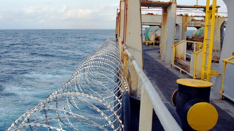 Stacheldraht am Schiff soll die Besatzung vor Angriffen durch Piraten schützen. / © Lucia Gajdosikova (shutterstock)