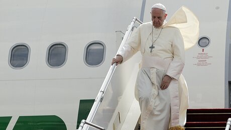 Start der Asien-Reise: Papst Franziskus steigt aus dem Flugzeug  / © Andrew Medichini (dpa)