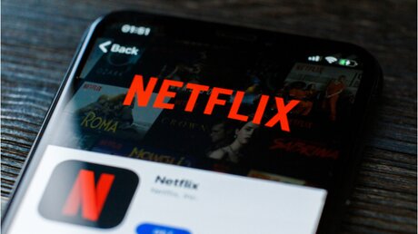 Startseite des Streamingdiensts Netflix auf einem Handy (shutterstock)