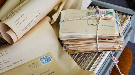 Stasi-Unterlagen: Akten und Briefe im Museum in der "Runden Ecke" in Leipzig / © Elisabeth Schomaker (KNA)