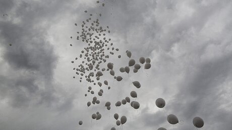 Weiße Ballons für die Toten / © Roberto Salomone (dpa)