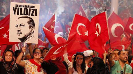 Demonstranten in der Türkei / © Cem Turkel (dpa)