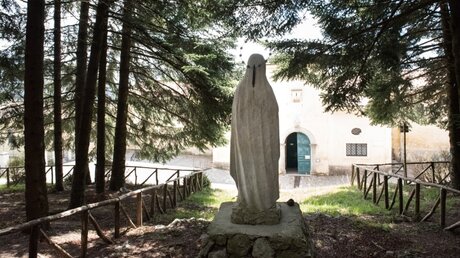 Statue einer Madonna auf dem Gelände des ehemalige Klosters Trisulti / © Marco Bonomo (KNA)