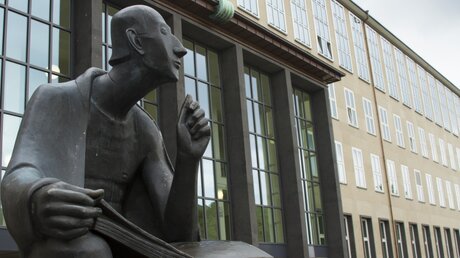 Statue von Albertus Magnus vor der Universität Köln / © Horacio Garcia Martin (shutterstock)