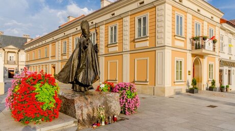Statue von Johannes Paul II. vor seinem Elternhaus in Wadowice, Polen / © piotrbb (shutterstock)