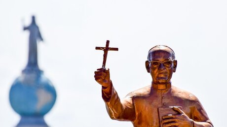 Statue von Oscar Romero / © Francisco Rubio (KNA)
