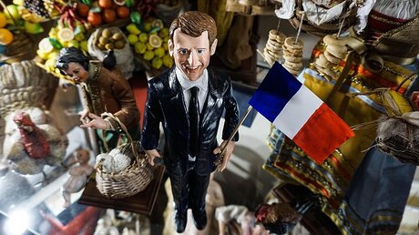 Statuette von Emmanuel Macron / © Cesare Abbate (dpa)