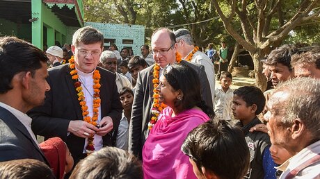 Stefan Burger und Weihbischof Rupert Graf Stolberg in Indien    / © Gottfried Bohl (KNA)