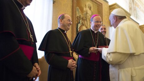 Stephan Ackermann, Bischof von Trier, trifft Papst Franziskus 2015 / © Osservatore Romano/Romano Siciliani (KNA)
