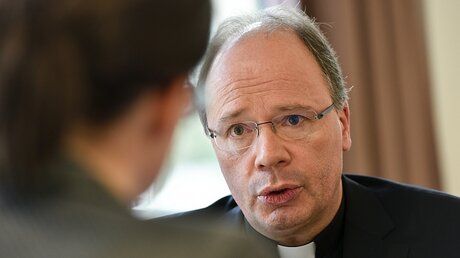 Bischof Stephan Ackermann im Interview / © Harald Oppitz (KNA)