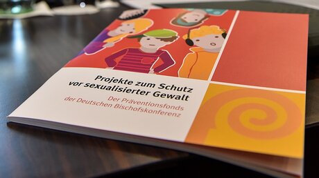 Broschüre zur Fortbildung für Missbrauchs- und Präventionsbeauftragte / © Harald Oppitz (KNA)