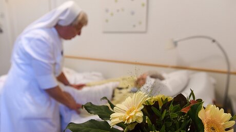 Sterbebegleitung in einem Hospiz / © Harald Oppitz (KNA)