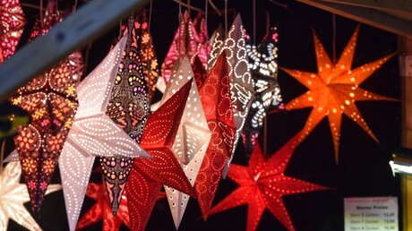 Sterne auf dem Weihnachtsmarkt / © Harald Oppitz (KNA)