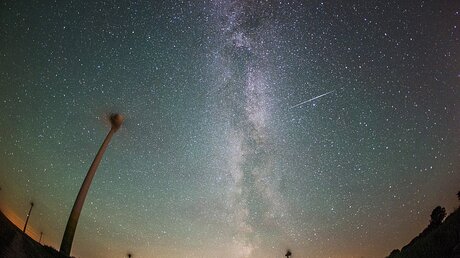 Sternschnuppe am Nachthimmel rechts neben der Milchstraße / © Daniel Reinhardt (dpa)