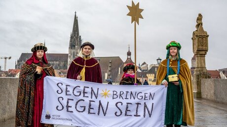 Sternsinger auf der Steinernen Brücke in Regensburg / © Armin Weigel (dpa)
