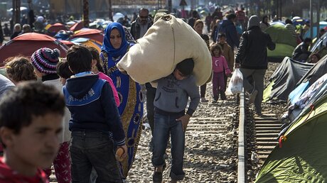 Tausende Flüchtlinge sitzen im griechischen Lager Idomeni fest / © Georgi Licovski (dpa)