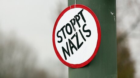 "Stoppt Nazis" auf einem Schild / © Stephanie Pilick (dpa)