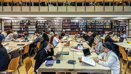 Studenten im Lesesaal der Bibliothek der Pontificia Universita Gregoriana, der Päpstlichen Universität Gregoriana / © Stefano Dal Pozzolo (KNA)