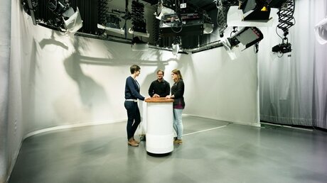 Studierende in einer Interviewsituation im TV-Studio an der katholischen Journalistenschule ifp / © Dieter Mayr (KNA)