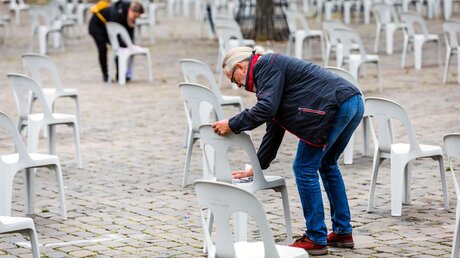 Stühle werden für einen Freiluftgottesdienst aufgestellt / © Lars Berg (KNA)
