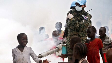 Südkoreanische UN-Soldaten mit südsudanesischen Kindern in Bor, Südsudan (dpa)
