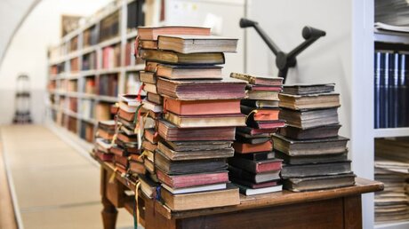 Symbolbild Bücherstapel in einer Bibliothek / © Julia Steinbrecht (KNA)