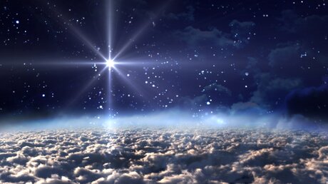 Symbolbild: Ein Heller Stern am Himmel / © RealCG Animation Studio (shutterstock)